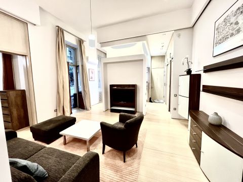 Kiadó Lakás 1054 Budapest 5. kerület Parlamentnél 2 szobás lakás Kiadó 1600Euro