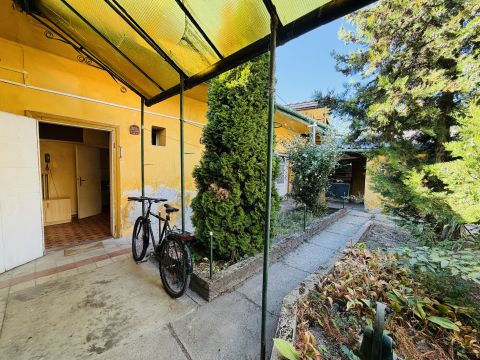 Eladó Ház 2500 Esztergom Mentő állomás
