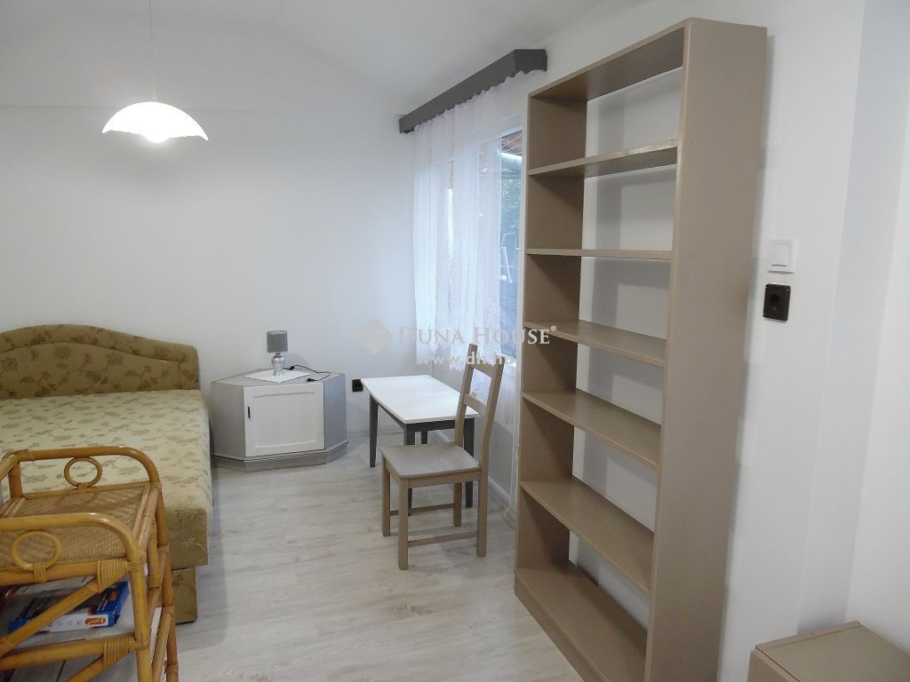 Kiadó Ház, 4242 Hajdúhadház , Hajdúhadház központjában kiadó házrész.