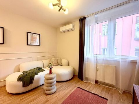 Eladó Lakás 1084 Budapest 8. kerület , 2001-ben átadott épületben, felújított másfeles, kocsibeálló