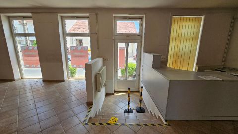 Eladó Üzlethelyiség 9011 Győr , 9028 Győr, Városi nagyforgalmú