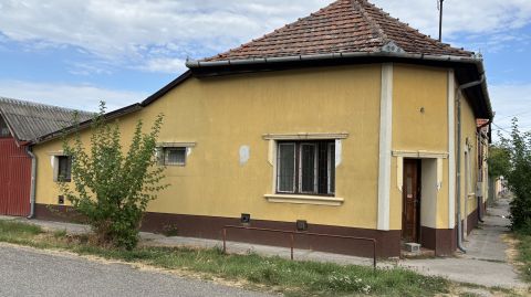 Eladó Ház 6100 Kiskunfélegyháza , Belváros közelében sok lehetőségggel