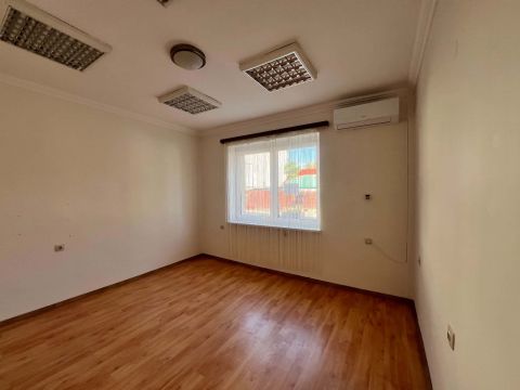 Kiadó Iroda 5100 Jászberény , VÁROSKÖZPONTBAN