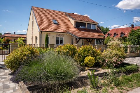 Eladó Ház 2459 Rácalmás Csendes, zöldövezetben luxus ház