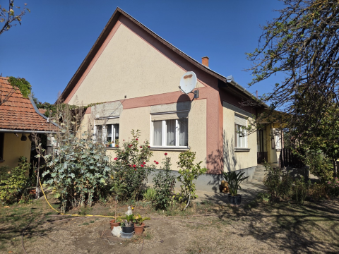 Eladó Ház 5130 Jászapáti Csendes utcában 106 m²-es, 4 szobás családi ház 625 m² telek