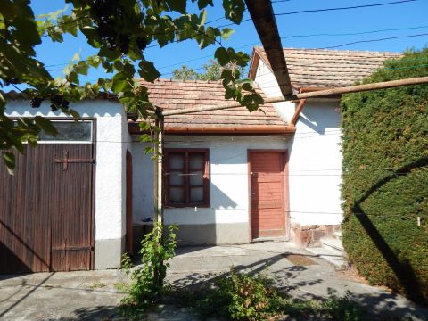 Eladó Ház 8600 Siófok Kertvárosi kedves kádárkocka eladó!