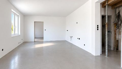 Eladó Lakás 9011 Győr 9024 Győr, Kálvária-Galamb sarkán első emeleti, teljesen felújított!