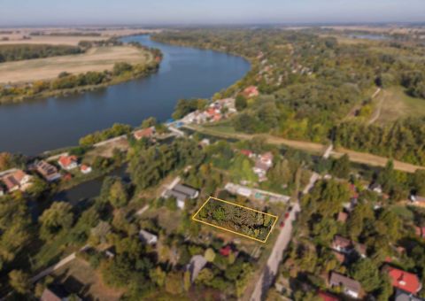 Eladó Telek 2344 Dömsöd , Vízparthoz közeli telek Dömsödön, betonalappal