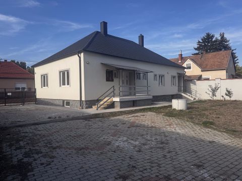 Eladó Ház 9172 Győrzámoly , Két lakrész, egy otthon – felújított családi ház Dunaszegen