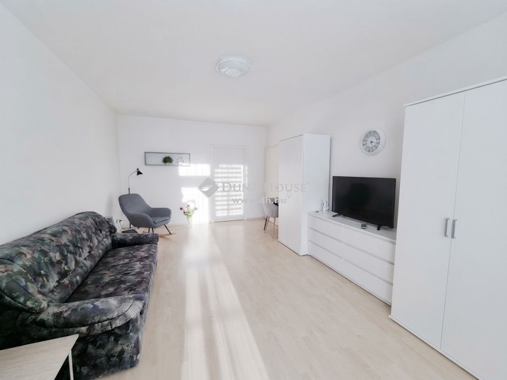 9700 Szombathely , Joskar-Ola lakótelep zöldövezeti részén — 1/29