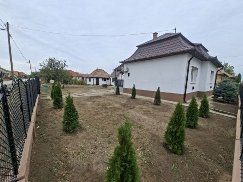 Eladó Ház 2116 Zsámbok , Felújított, azonnal költözhető, hitelezhető ház