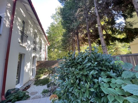 Eladó Lakás 2000 Szentendre Egyedi, óvárosi lakás a Japánkertnél, kerttel, beállóval