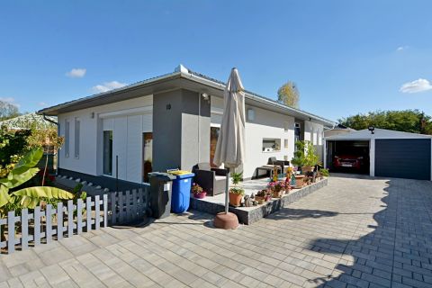 Eladó Ház 6000 Kecskemét , Ménteleken nappali + 3 szobás családi ház, dupla garázzsal