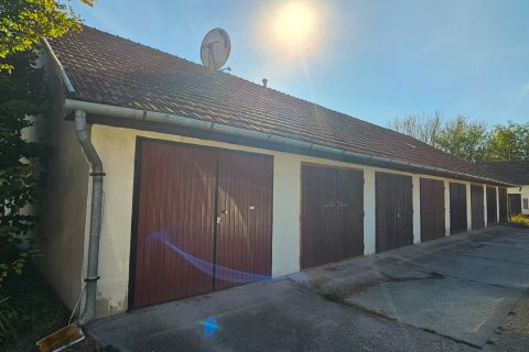 Eladó Parkoló 6000 Kecskemét , Nagy méretű garázs, padlással, pincével eladó a Vacsikőzben.