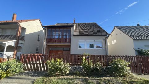 Eladó Ház 9028 Győr GYŐR SZABADHEGYEN CSALÁDI HÁZ NAGY KERTTEL CSENDES UTCÁBAN