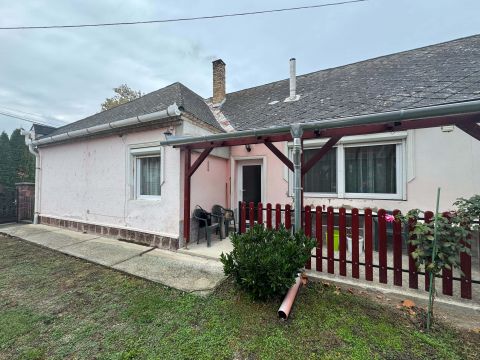 Eladó Ház 2884 Bakonyszombathely Coop Abc  közelében