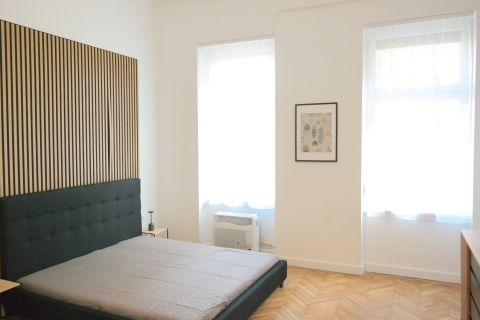 Kiadó Lakás 1077 Budapest 7. kerület , Hunyadi tér mellett a Király utcában, bútorozott és liftes